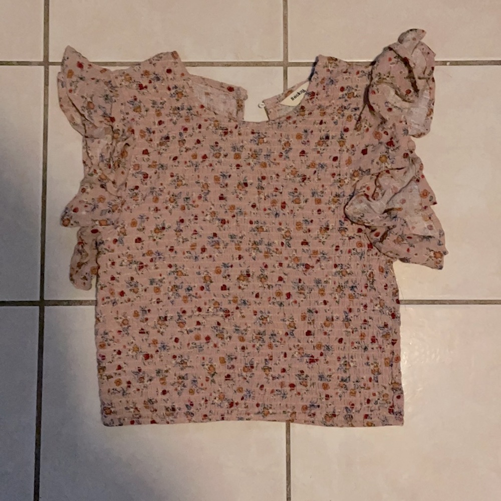 This top barely worn only 2 it is stretchy